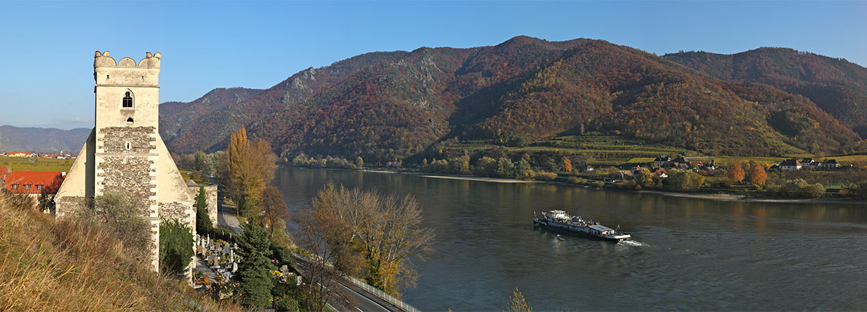 Rund um Spitz: Blick über die Donau, Schiff, Wehrkirchen St. Michael