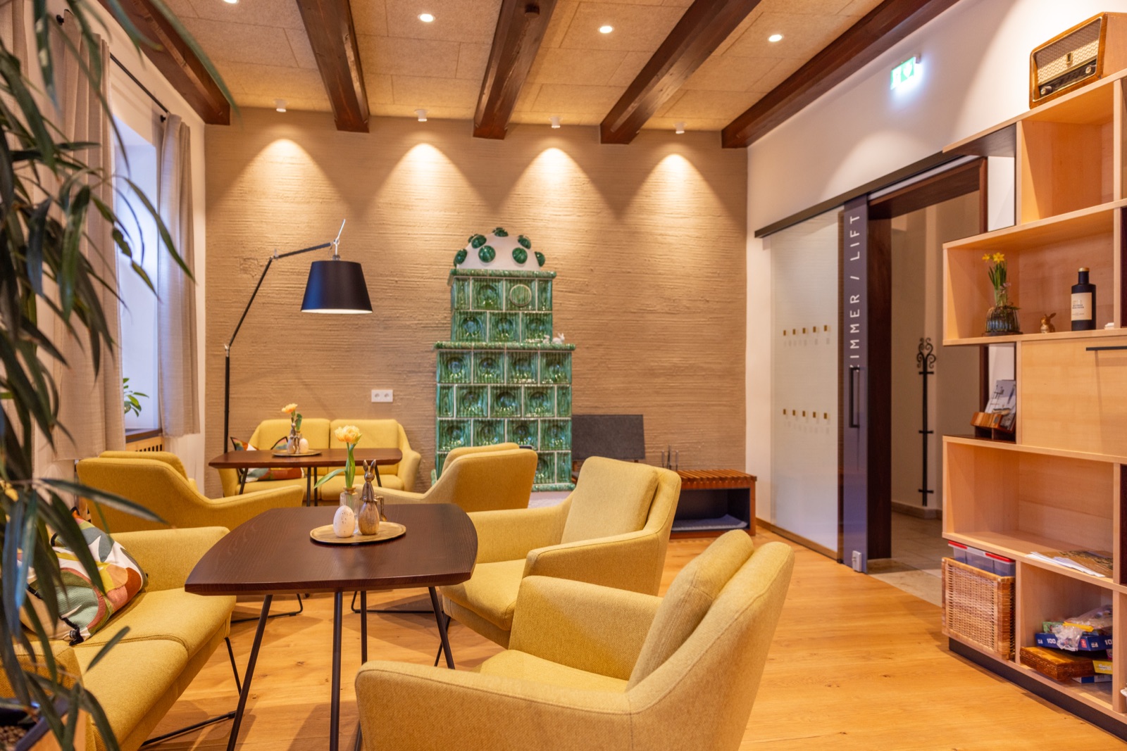 Empfangsbereich mit Rezeption und gelben Sesseln im Gasthof Goldenes Schiff