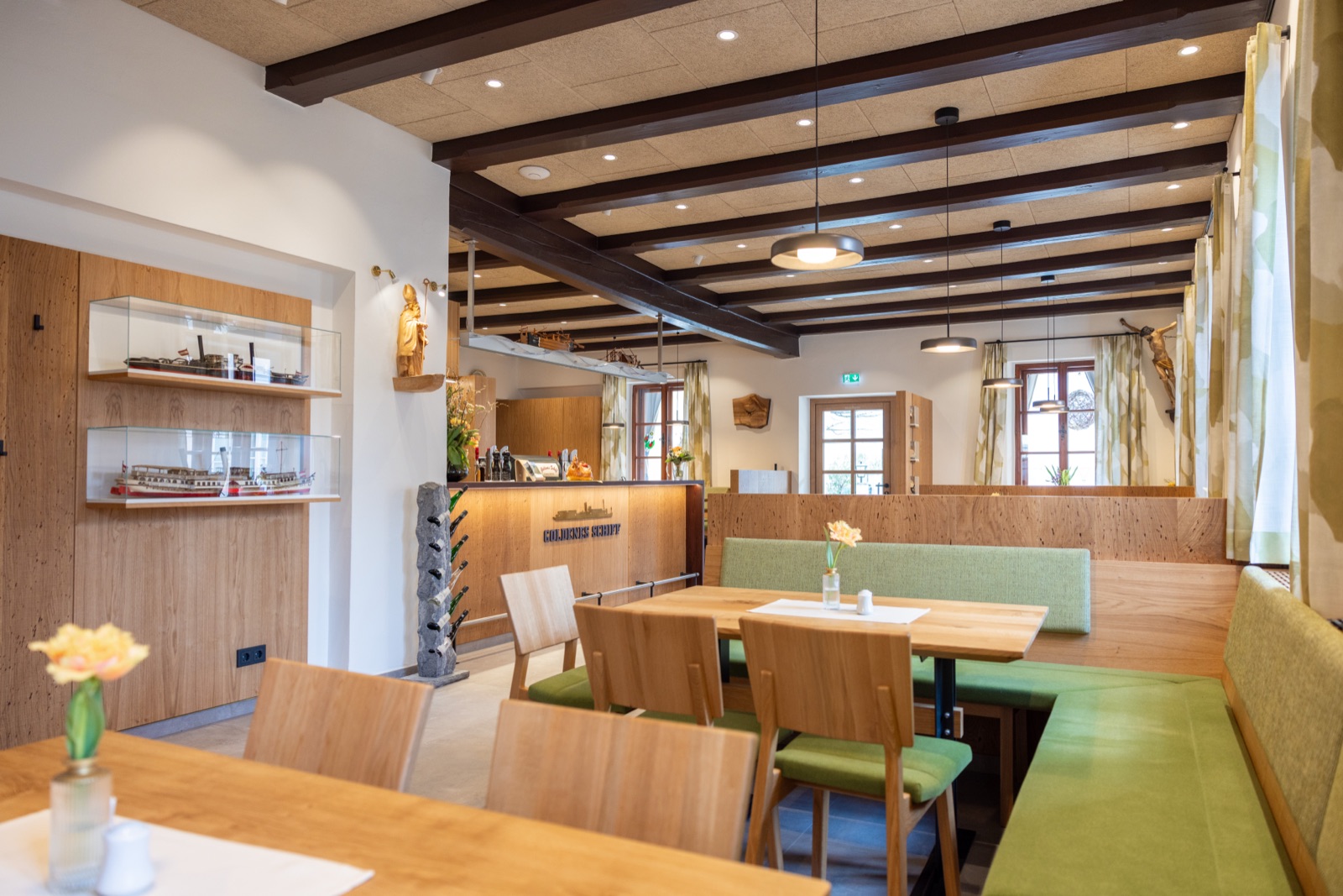 Gaststube mit Bar und Schiffsmodellen im Gasthof Goldenes Schiff