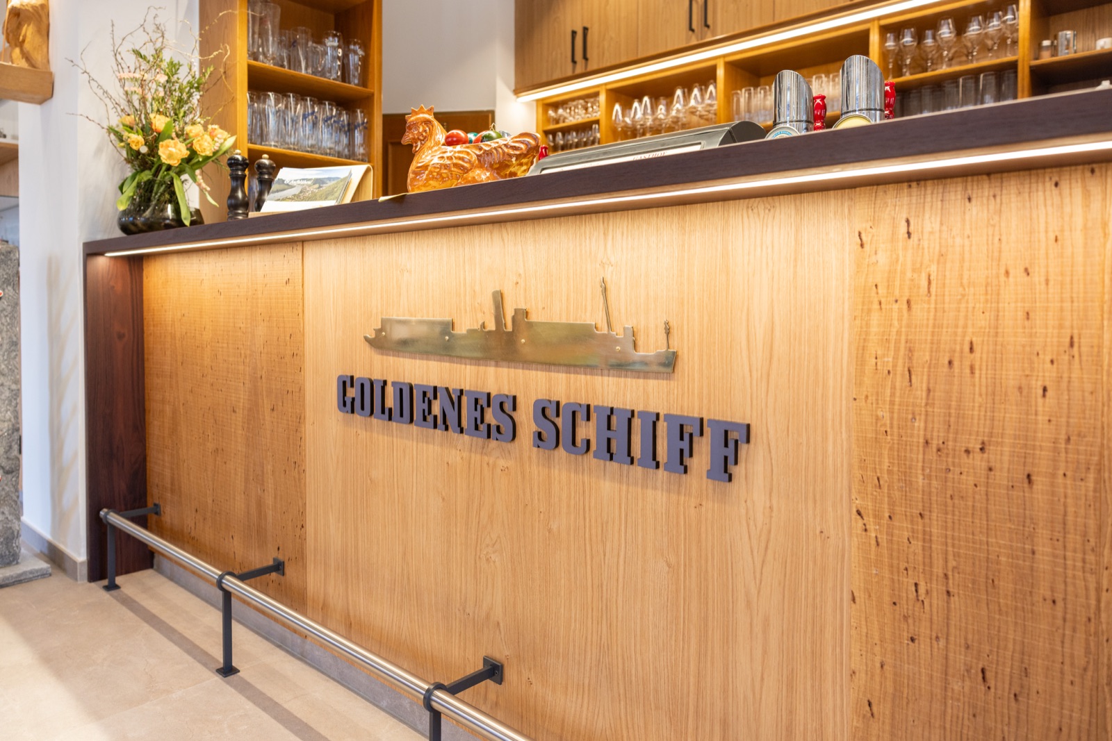 Bar mit Messing-Schiffslogo Goldenes Schiff