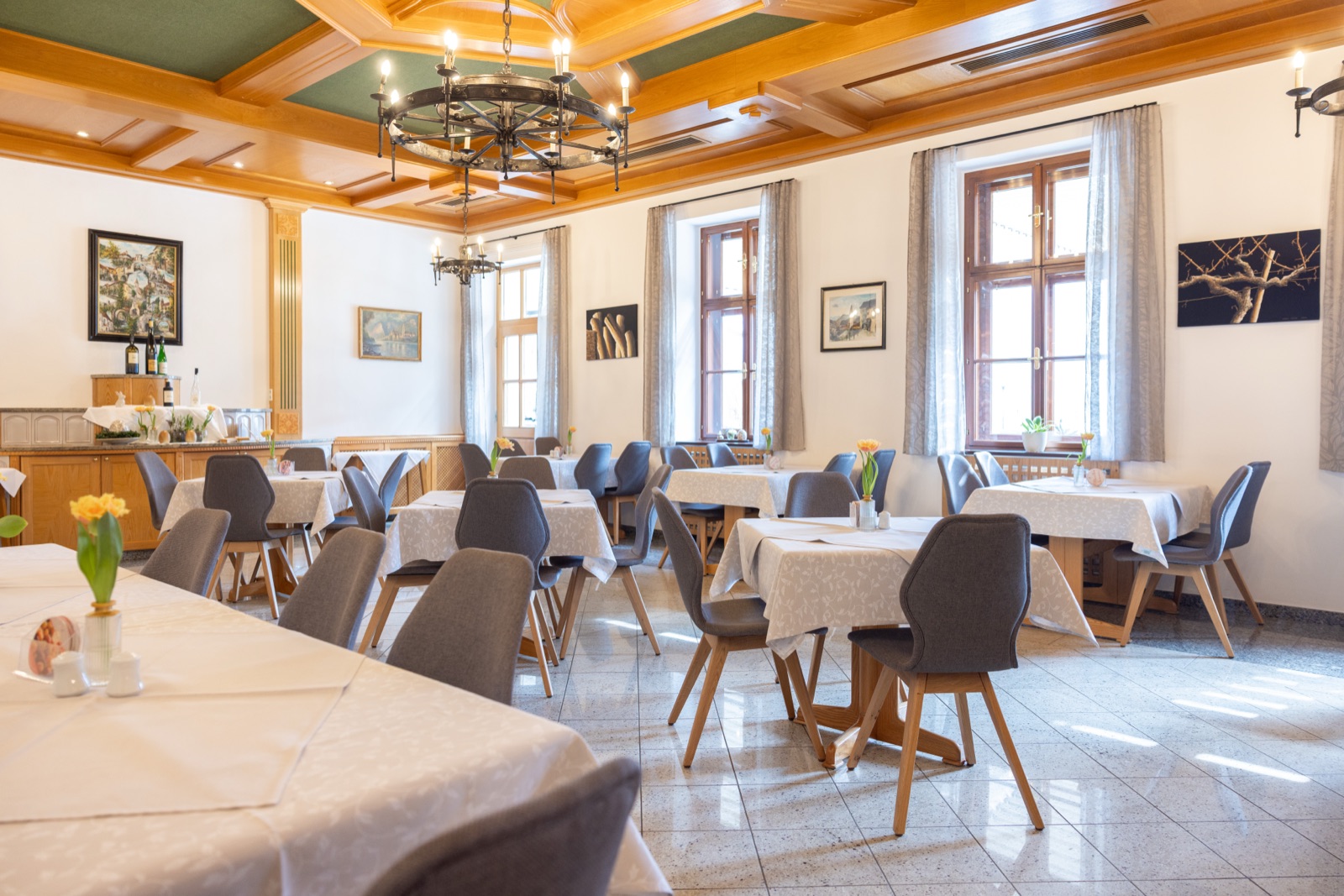 Eleganter Festsaal mit Luster fuer Feiern im Gasthof Goldenes Schiff