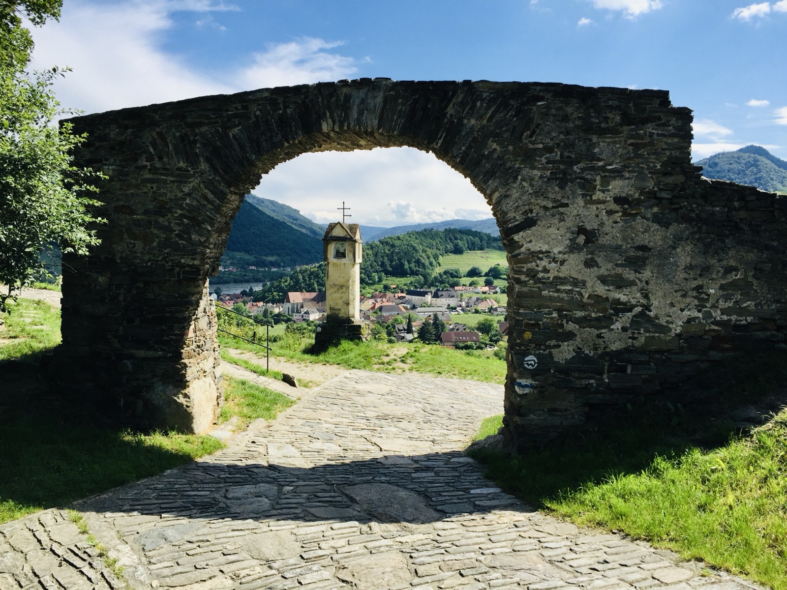 Rotes Tor mit Blick auf Spitz an der Donau