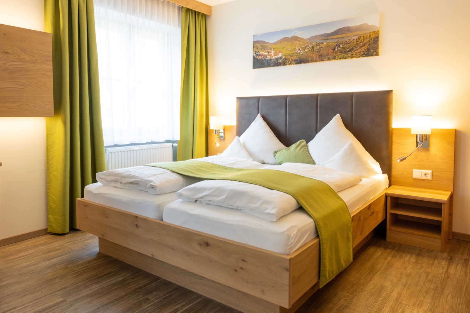 Modernes Doppelzimmer mit Eichenholz-Bett und Wachau-Panoramabild im Gasthof Goldenes Schiff