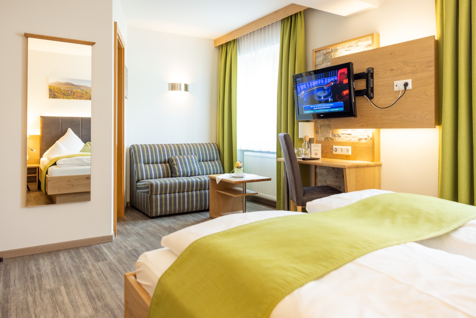 Geraeumiges Zimmer mit Sofa-Sitzecke im Gasthof Goldenes Schiff