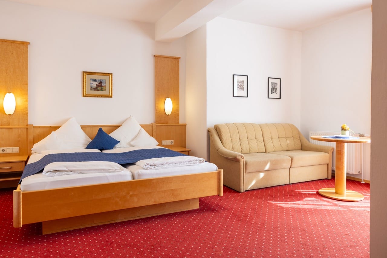 Geraeumiges Zimmer mit Sofa im Gasthof Goldenes Schiff